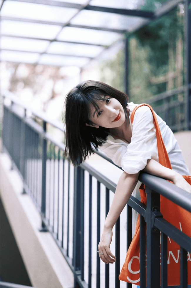 9 Photo Poses to Try Downstairs Your Residential Complex