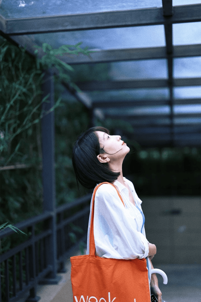 9 Photo Poses to Try Downstairs Your Residential Complex