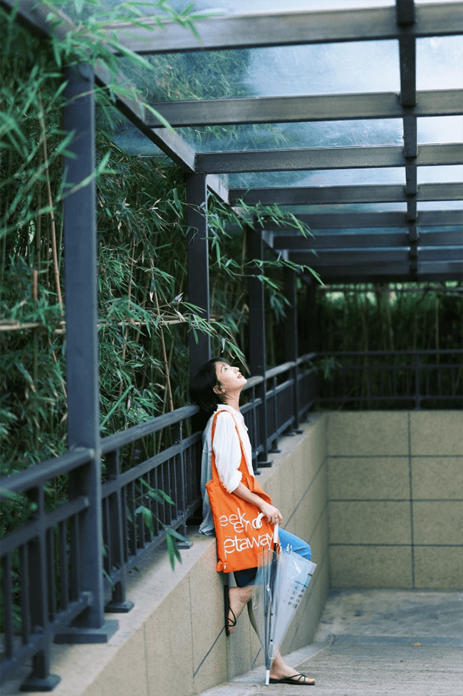 9 Photo Poses to Try Downstairs Your Residential Complex